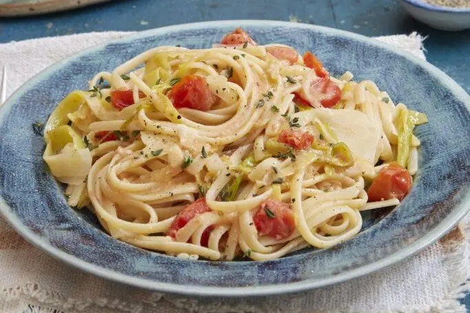 Plum tomato, fennel and lemon linguine