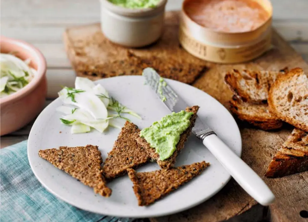 Fermented tea crackers with asparagus pâté