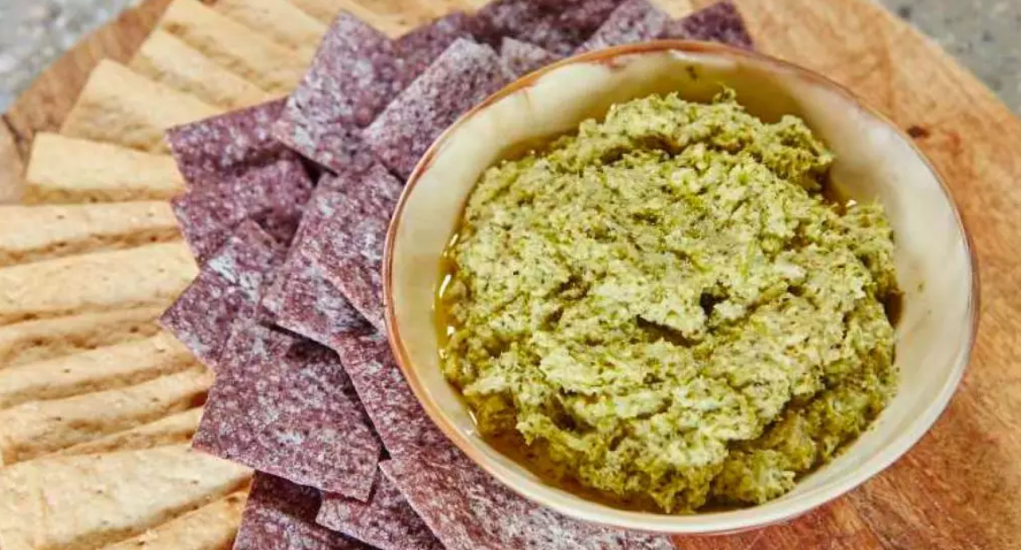 Broccoli and kefir dip, served with crackers