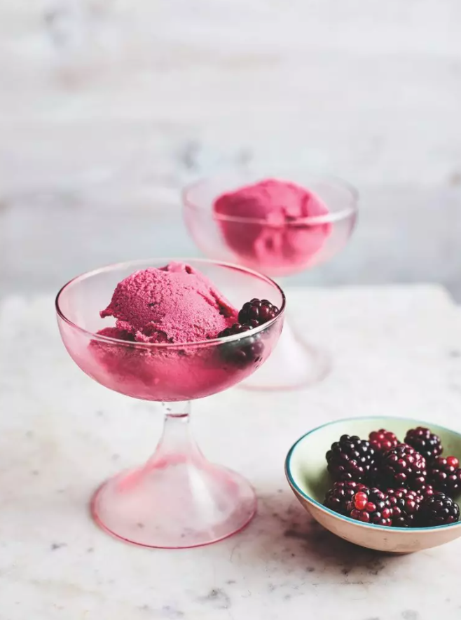 Blackberry frozen yoghurt recipe