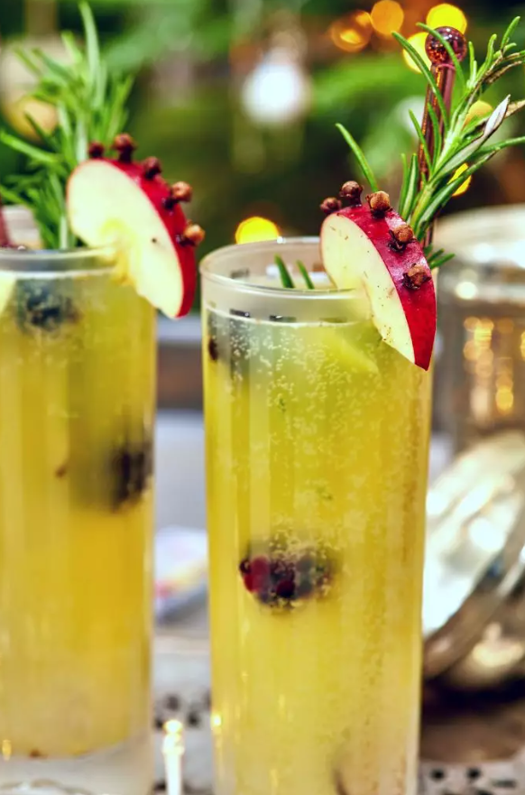 Gin cocktail recipe: Blackberry and apple gin fizz